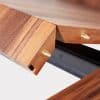 Detalle del acabado de las extensiones de mesa de madera maciza Achilles, de 5 metros, para 24 comensales