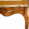 Detalle bronces, mueble clásico estilo regencia francesa
