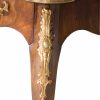 Detalle pie bronces mueble clásico estilo Regencia francesa