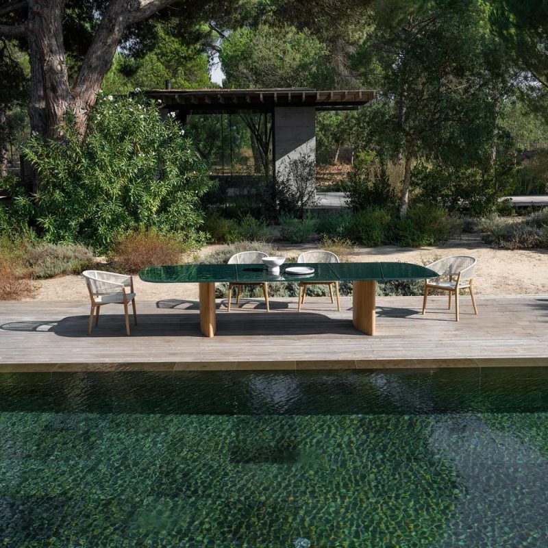 Mesa de comedor de exterior en teca y cristal texturizado REGALIZ de Royal Botania 5